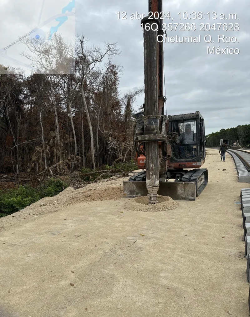 Perforación con equipo sobre orugas para postes de catenaria · Tren Maya