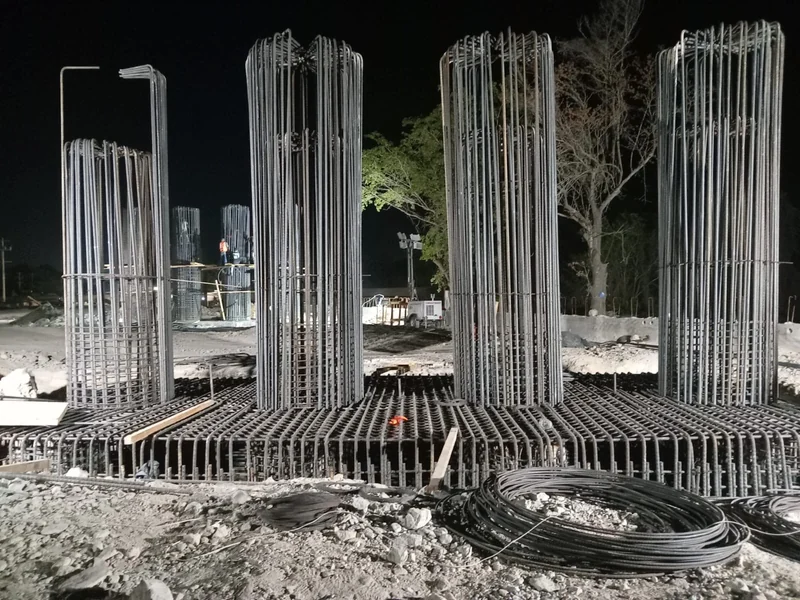 Acero de refuerzo en frente de trabajo nocturno · Tren Maya 2024