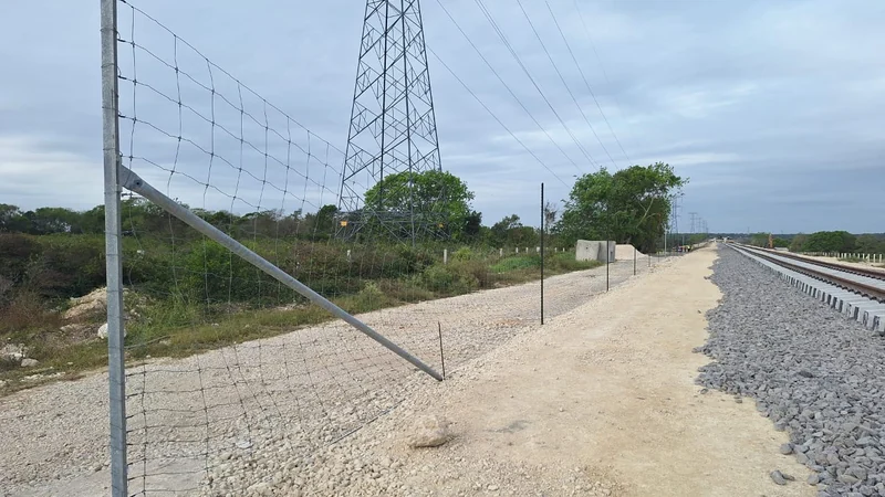 Confinamiento perimetral junto a la vía férrea · Tren Maya 2024