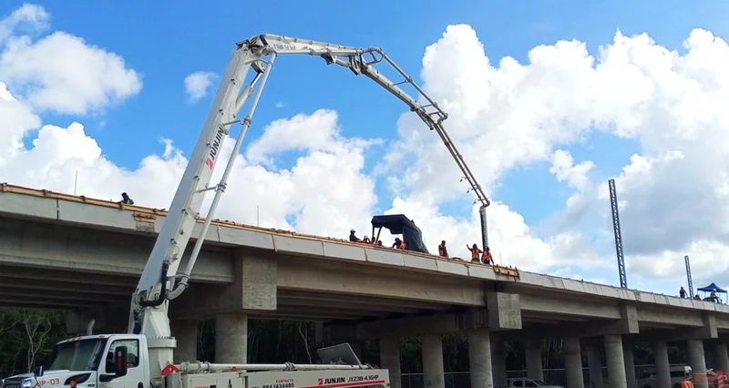 Colado de superestructura mediante equipo de bombeo de concreto · Tren Maya