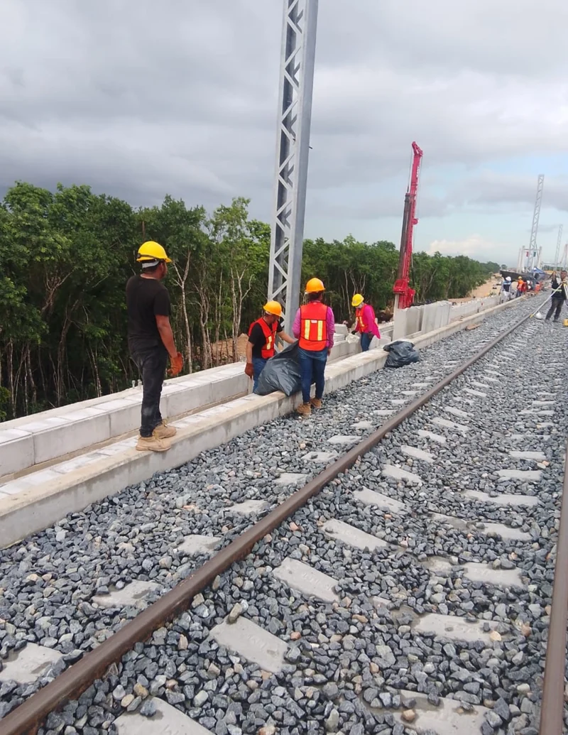 Montaje de postes metálicos para catenaria sobre el viaducto · Tren Maya