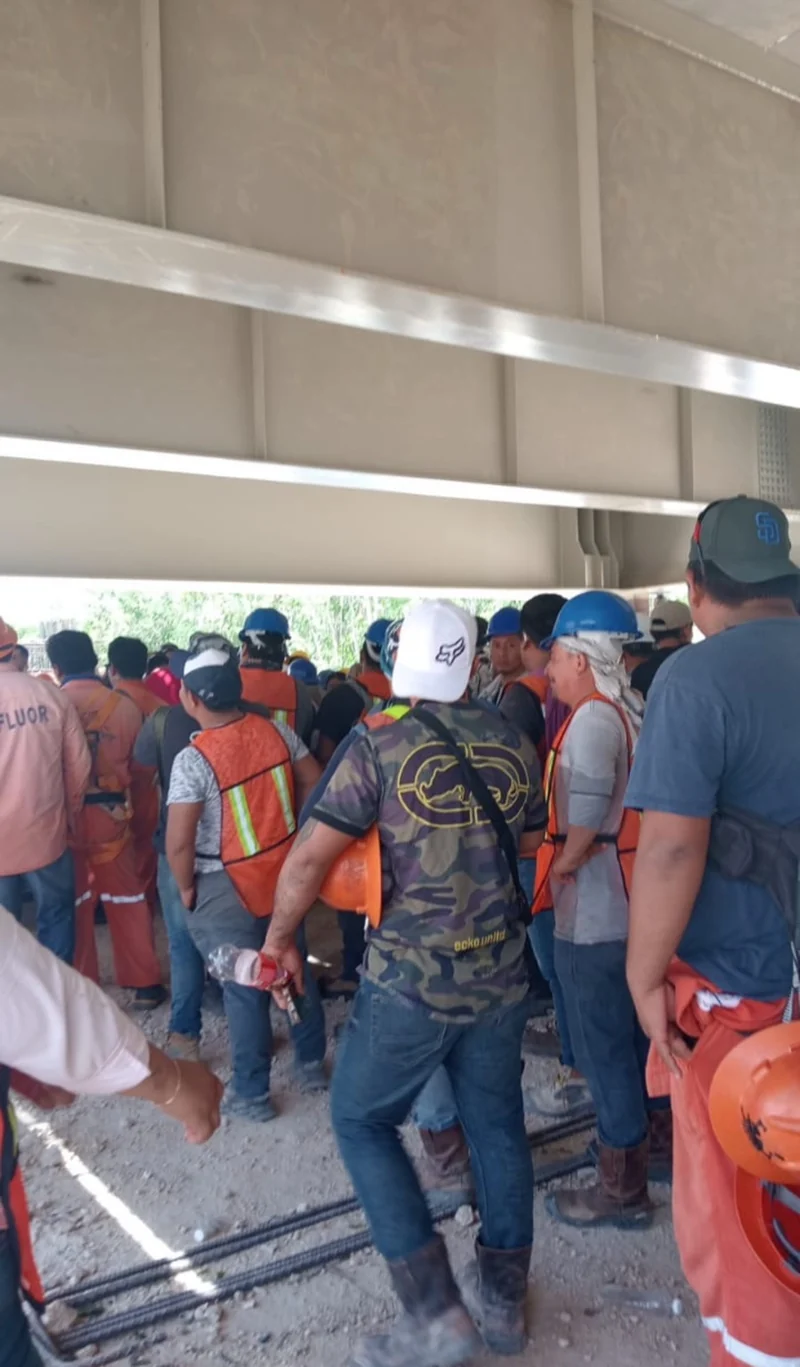 Personal de obra bajo la estructura del viaducto · Tren Maya